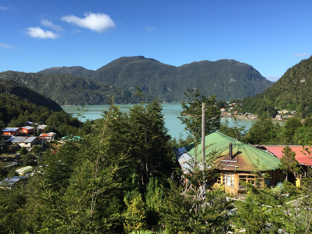 Acceso principal a Caleta Tortel. Es la comuna más austral de la Región de Aysén. Cuenta con una superficie de 20.390 km² y en ella viven 531 habitantes.